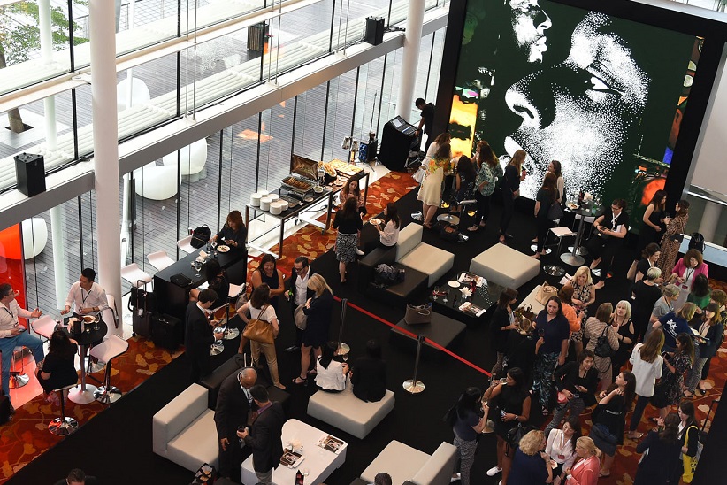 2027年新加坡亚太免税展览与会议TFWATFWA Asia Pacific Exhibition & Conference参展商与海外采购商展台洽谈现场