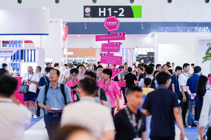 2027年上海国际线圈及电机展览会CWIEME Shanghai展馆现场，专业观众参观实况