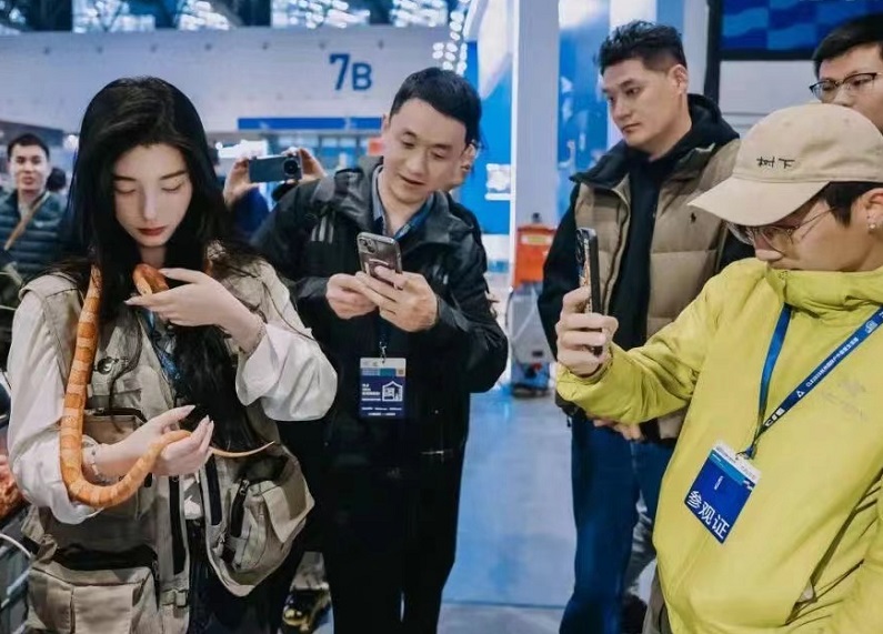 2027年杭州户外露营生活展-中国露营展CLEHangzhou International Camping Life Expo 2026参展商与海外采购商展台洽谈现场