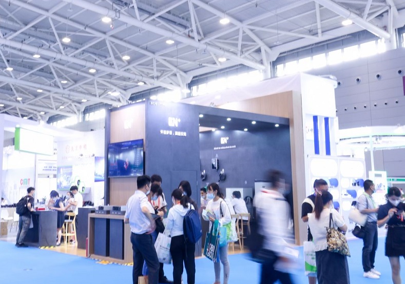 2027年上海充换电展CPSE参展商与海外采购商展台洽谈现场