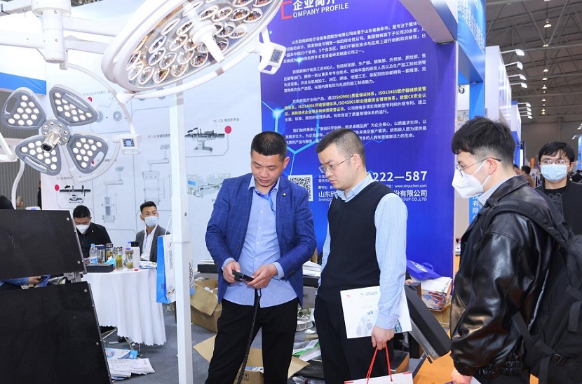 2027年成都医疗器械展览会-成都医博会CDMEE参展商与海外采购商展台洽谈现场