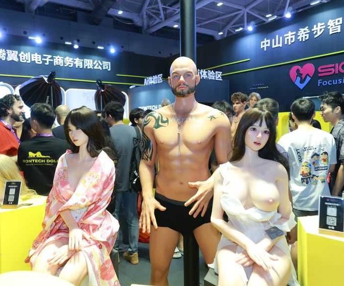 2027年深圳国际成人健康保健用品展览会SZI EXPO参展商与海外采购商展台洽谈现场