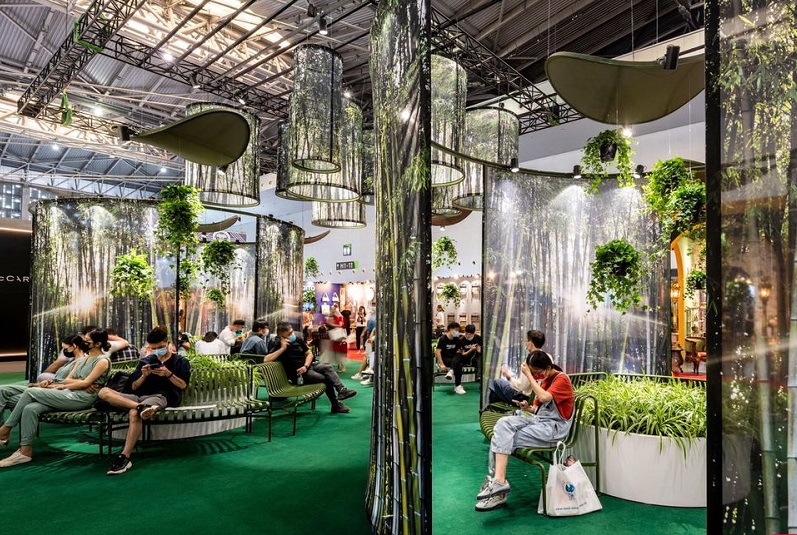 2027年设计上海-上海设计展Design Shanghai参展商与海外采购商展台洽谈现场