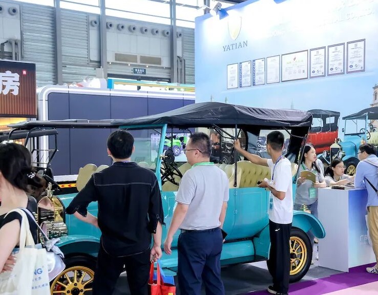 2027年上海国际旅游景区装备及乐园博览会WAE展馆现场,专业观众参观实况