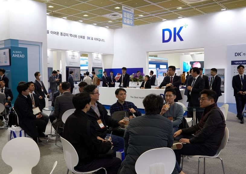 2027年韩国首尔医疗器械及实验室展览会KIMES参展商与海外采购商展台洽谈现场