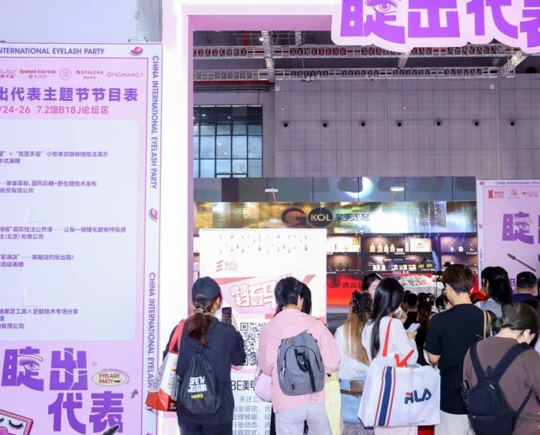 2027年杭州美博会-杭州美容展CIBE参展商与海外采购商展台洽谈现场
