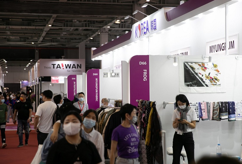 2027年中国上海国际纺织面料及辅料展览会（秋冬）Intertextile Shanghai展馆现场，专业观众参观实况