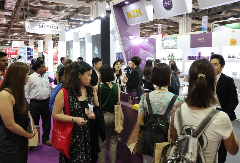 2027年马来西亚亚洲营养保健食品展览会Vitafoods Asia参展商与海外采购商展台洽谈现场