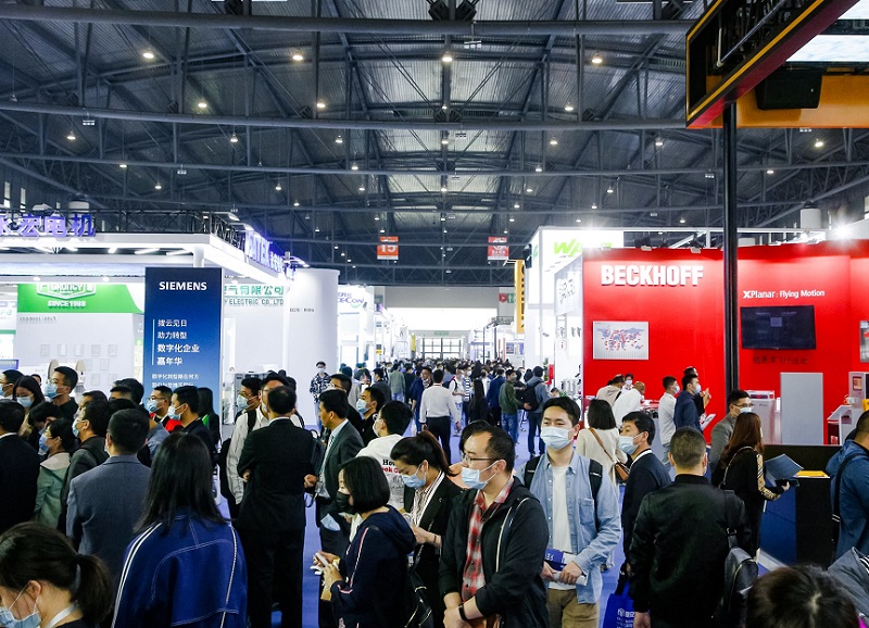 2027年成都国际信息技术展览会ICTS展馆现场，专业观众参观实况