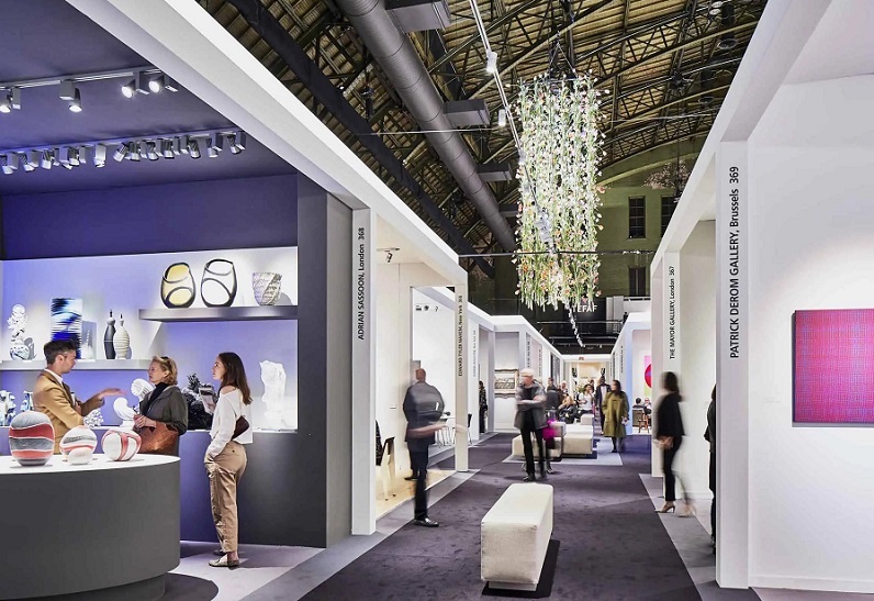 2027年美国纽约珠宝展-纽约艺术博览会TEFAF New York展馆现场,专业观众参观实况