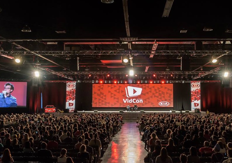 2027年美国网红大会-美国红人大会-美国网红节Vidcon参展商与海外采购商展台洽谈现场