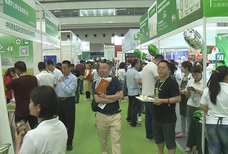 2026年深圳国际营养与健康产业博览会HIE展馆现场，专业观众参观实况