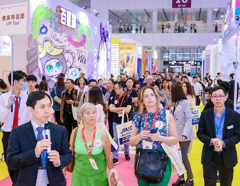2027年深圳国际授权及衍生品展览会Licensing CHINA参展商与海外采购商展台洽谈现场