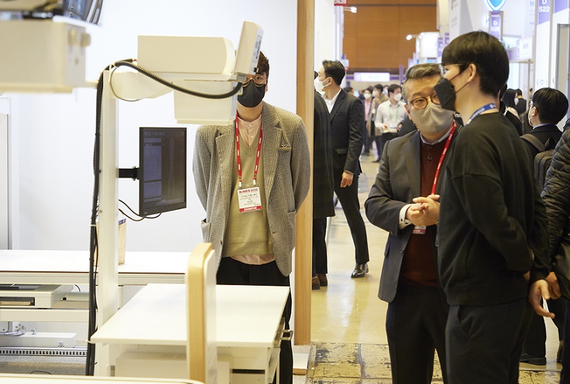 2027年韩国首尔医疗器械及实验室展览会KIMES参展商与海外采购商展台洽谈现场