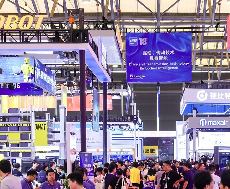 2027年上海国际工业装配及传输技术展览会AHTE参展商与海外采购商展台洽谈现场