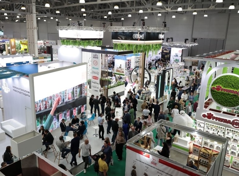 2026年俄罗斯莫斯科宠物用品展览会PARKZOO参展商与海外采购商展台洽谈现场