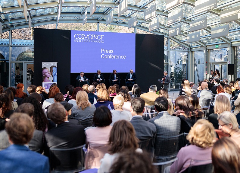 2027年卡思曼伯意大利博洛尼亚美容展览会COSMOPROF BOLOGNA参展商与海外采购商展台洽谈现场