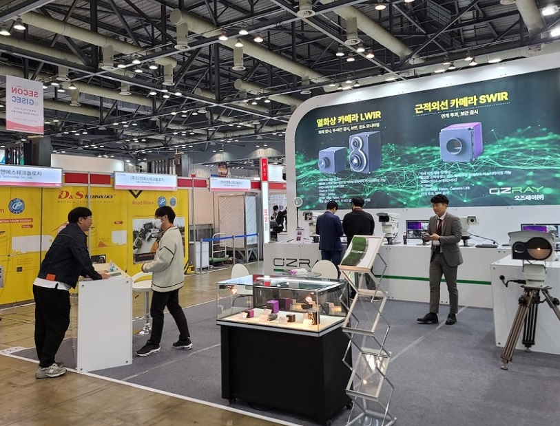 2027年韩国首尔电子信息、安全解决方案展览会eGISEC参展商与海外采购商展台洽谈现场