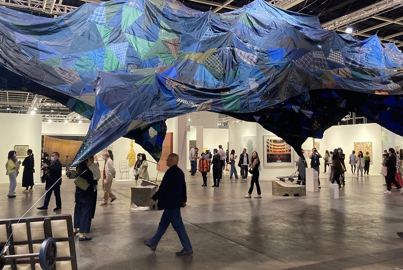 2027年香港巴塞尔艺术展Art Basel Hongkong展馆现场，专业观众参观实况