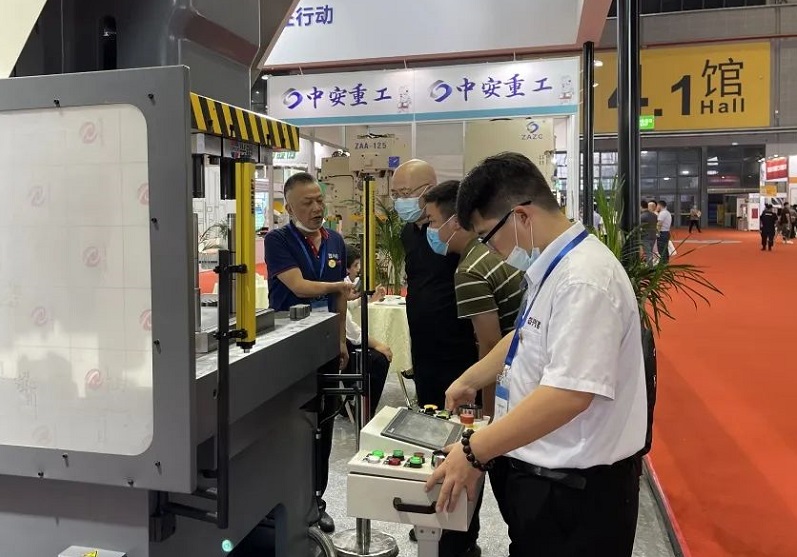 2027年中国(上海)国际钣金加工展览会MetalFab China展馆现场,专业观众参观实况