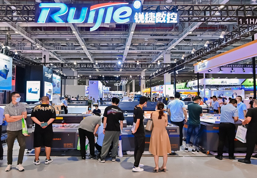 2027年上海国际数字印花展览会DIGITAL TEXTILE PRINTING EXPO参展商与海外采购商展台洽谈现场