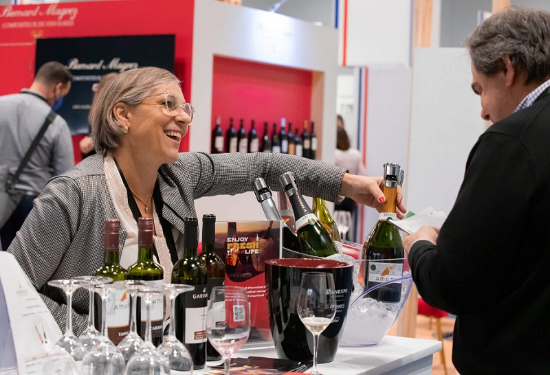2027年美国葡萄酒、红酒、烈酒展览会Vinexpo America参展商与海外采购商展台洽谈现场