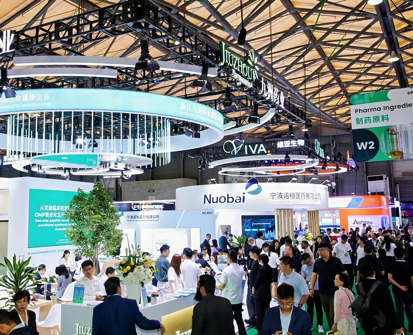 2027年世界制药机械、包装设备与材料中国展PMEC China展馆现场，专业观众参观实况