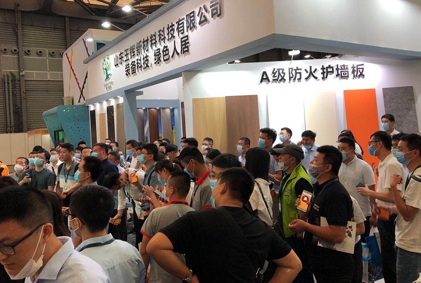 2026年国际绿色建筑建材(上海)博览会ESB参展商与海外采购商展台洽谈现场