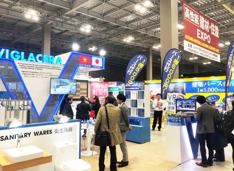 2027年日本大阪建筑建材展览会JAPAN BUILD Osaka参展商与海外采购商展台洽谈现场