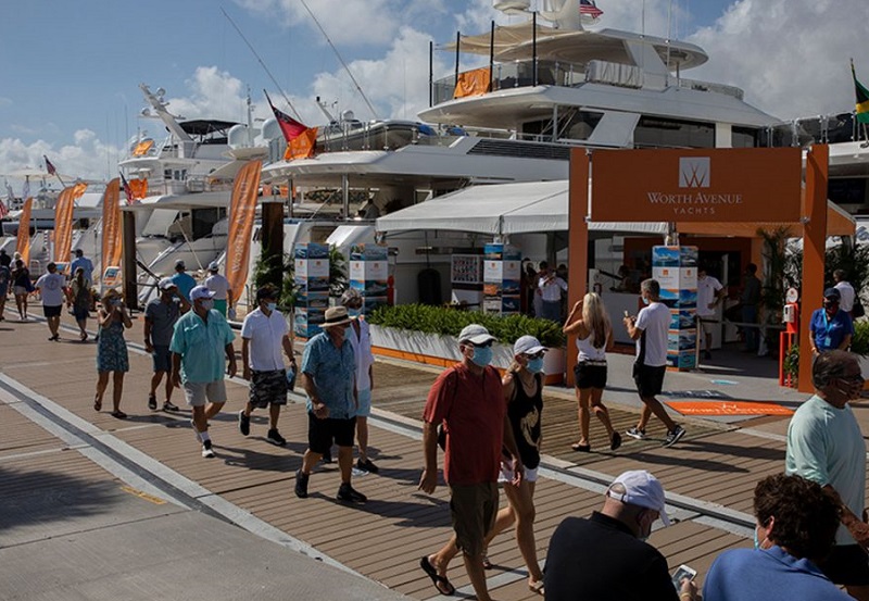 2027年美国佛罗里达游艇展览会PBIBSPalm Beach International Boat Show展馆现场，专业观众参观实况