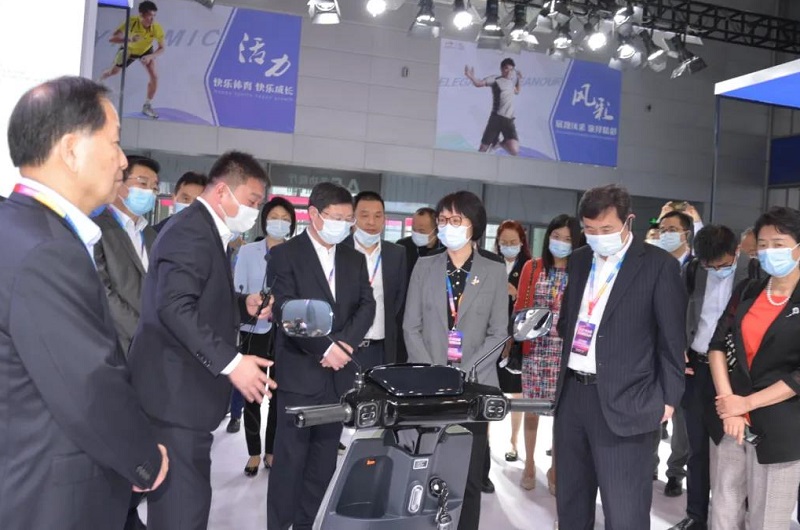 2026年无锡国际新能源电动车展览会Wuxi Electric Car Show参展商与海外采购商展台洽谈现场