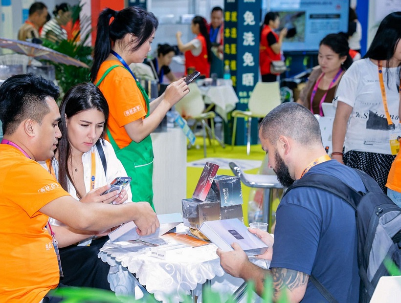 2027年中国发制品春季交易会-郑州发博会美发展CHINA HAIR EXPO参展商与海外采购商展台洽谈现场