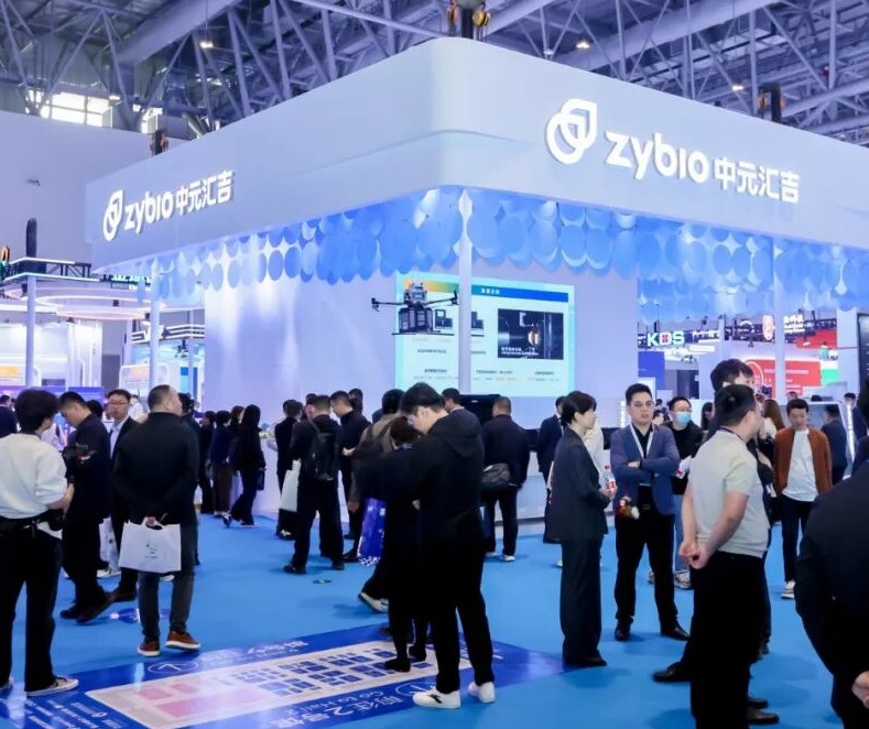 2027年中国(南京)国际检验医学暨输血仪器试剂展览会CACLP展馆现场,专业观众参观实况