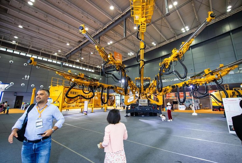 2027年山东（济宁）国际工程机械展览会Jining International Construction Machinery Exhibition展馆现场，专业观众参观实况