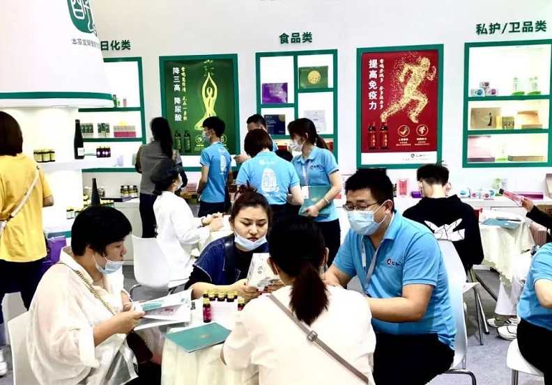 2027年杭州国际美容博览会CBE参展商与海外采购商展台洽谈现场