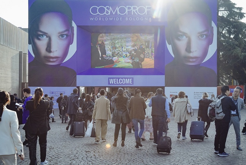 2027年卡思曼伯意大利博洛尼亚美容展览会COSMOPROF BOLOGNA展馆现场,专业观众参观实况