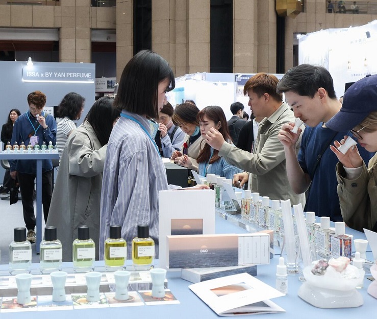 2027年台湾台北美容展览会Beautyworld Taipei参展商与海外采购商展台洽谈现场