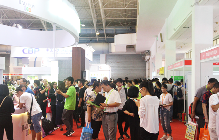 2027年深圳中医药健康服务与供应链展TCM HEALTH EXPO参展商与海外采购商展台洽谈现场