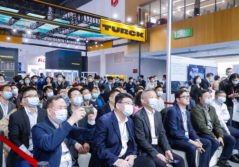 2027年成都国际信息技术展览会ICTS参展商与海外采购商展台洽谈现场