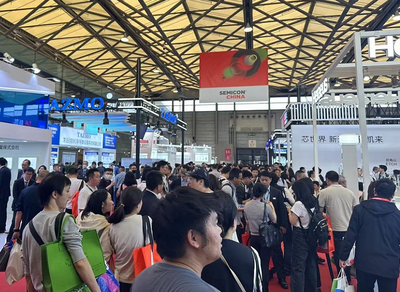 2027年上海国际半导体展览会SEMICONSEMICON CHINA展馆现场,专业观众参观实况