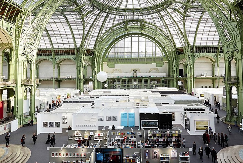 2026年法国巴黎影像展览会Paris Photo展馆现场，专业观众参观实况