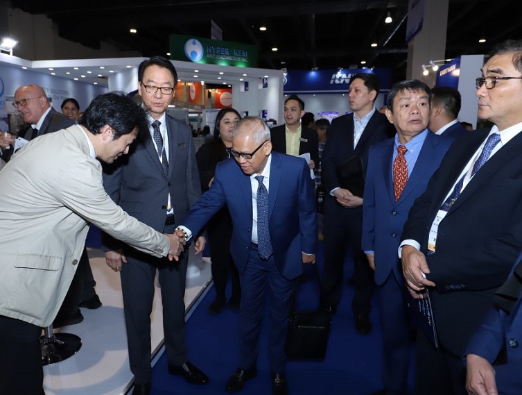 2027年菲律宾电动汽车展ELECTRIC VEHICLE参展商与海外采购商展台洽谈现场