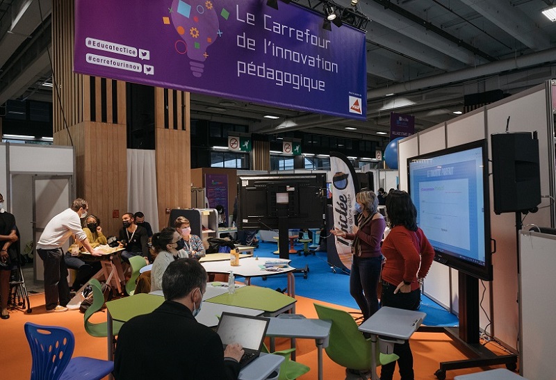 2026年法国巴黎教育装备展览会EDUCATECH EXPO展馆现场，专业观众参观实况