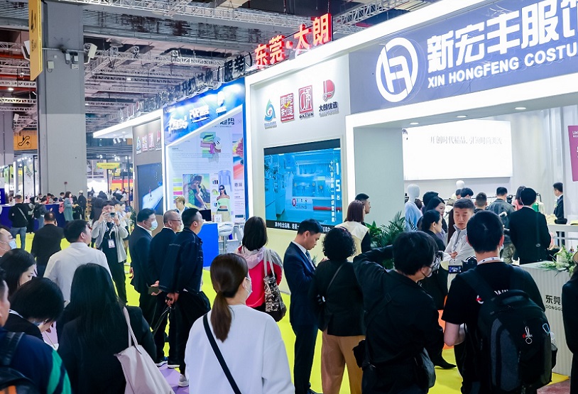 2027年北京国际服装供应链展FEC参展商与海外采购商展台洽谈现场