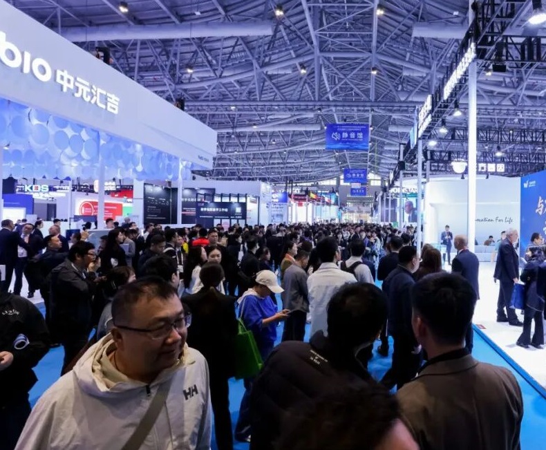 2027年中国(南京)国际检验医学暨输血仪器试剂展览会CACLP展馆现场,专业观众参观实况