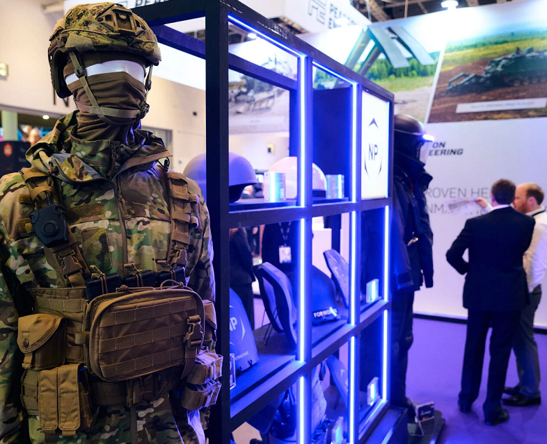 2027年德国汉诺威国防、军警展览会DSEI Germany展馆现场,专业观众参观实况