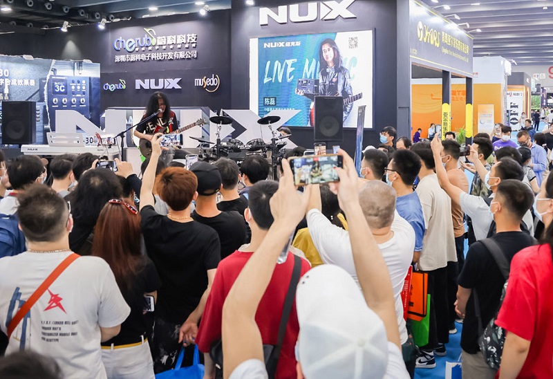 2027年广州国际乐器展览会Music Guangzhou参展商与海外采购商展台洽谈现场