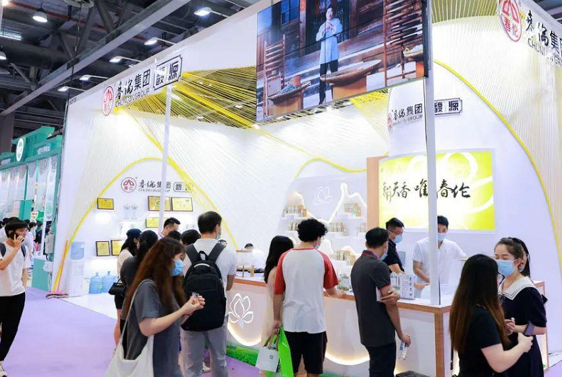 2027年广州国际连锁加盟展览会GIFE参展商与海外采购商展台洽谈现场
