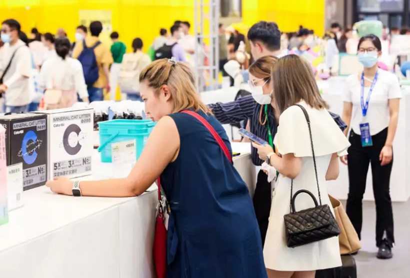 2027年亚宠北京宠物展-京宠展Pet Fair Beijing展馆现场，专业观众参观实况