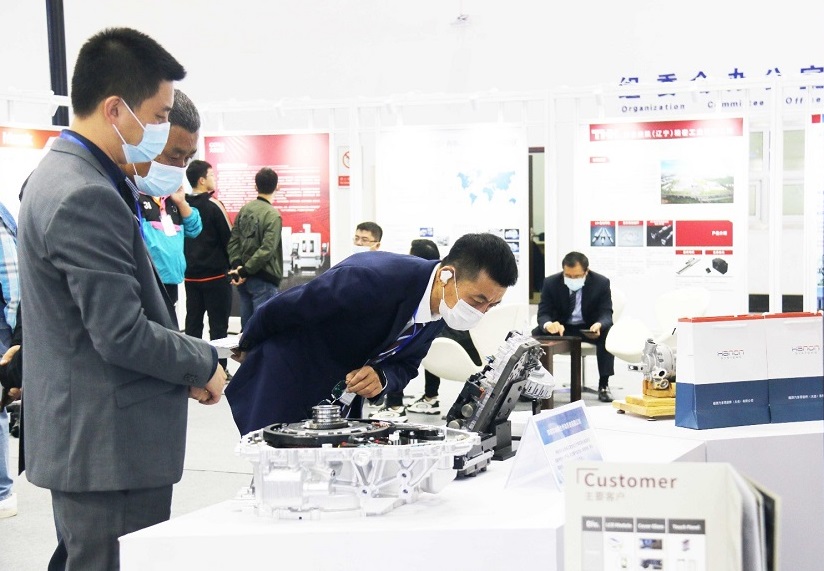 2027年大连国际机床展览会DIIEF参展商与海外采购商展台洽谈现场